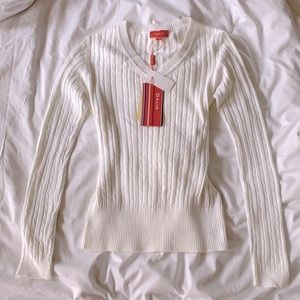 DALIA (NWT)✨WHITE V-NECK SWEATER